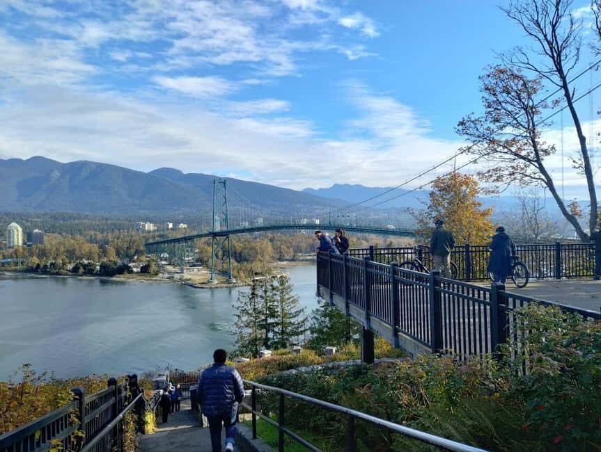 Aquarium & StanleyPark+20 Gem Spots+City/Vip Car+Small Group - Totem Park and the Hollow Tree: More Meaning, Still Easy