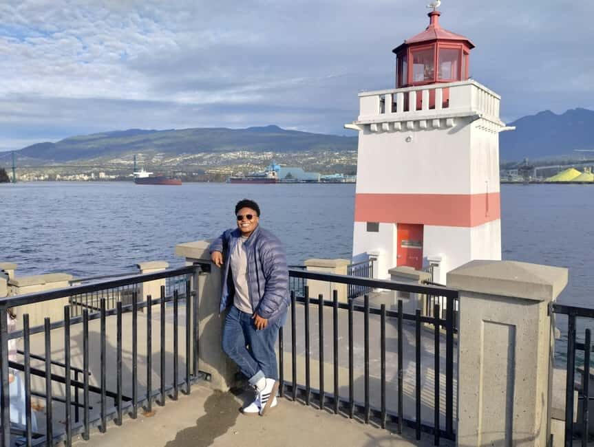 Aquarium & StanleyPark+20 Gem Spots+City/Vip Car+Small Group - Vancouver Aquarium: 65,000 Animals and Live Shows