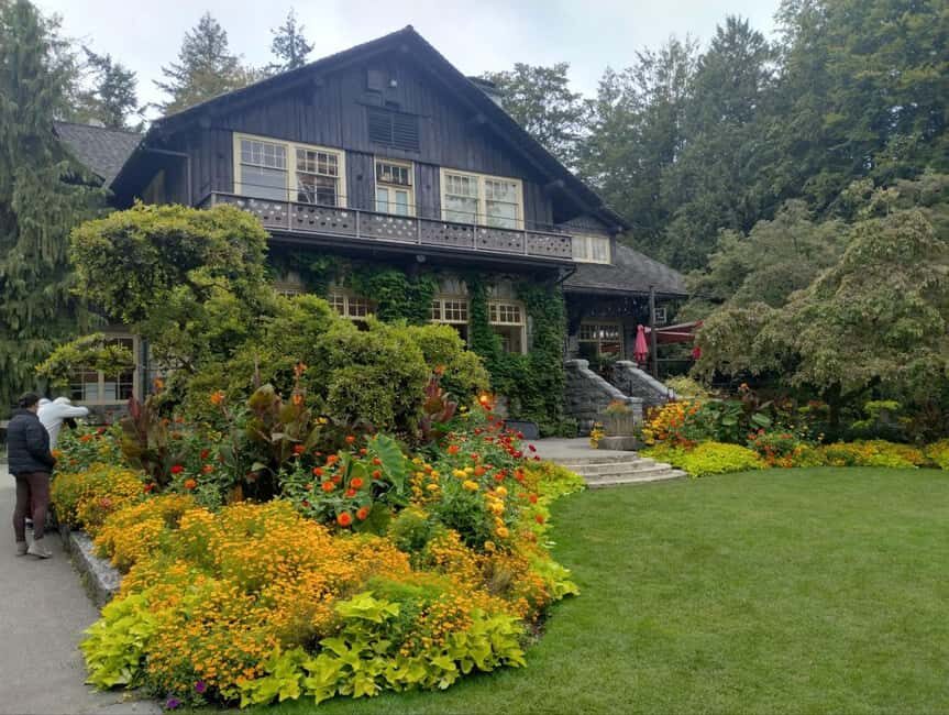 Aquarium & StanleyPark+20 Gem Spots+City/Vip Car+Small Group - Riding in Comfort: The Private-Like Advantage of a Luxury Car