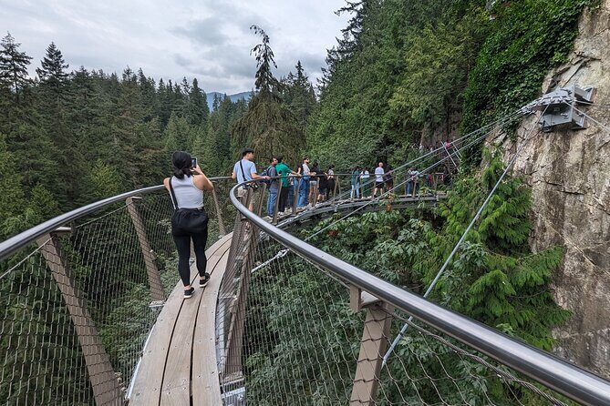 Capilano Suspension Bridge Canyon Lights & 4 Top highlights - Time, transport, and what to bring for this 6.5-hour loop