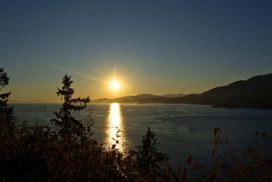 Sunset Bus Tour: Stanley Park & English Bay Photostops - First Stop: Canada Place to Gastown in One Smooth Sweep