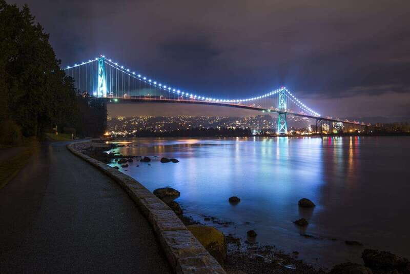Vancouver: Attractions by Twilight Guided Tour with Dinner - Cliffwalk photos and pacing: how to enjoy it without racing