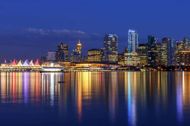 Vancouver: Attractions by Twilight Guided Tour with Dinner - Pickup, group size, and the real comfort level in the car