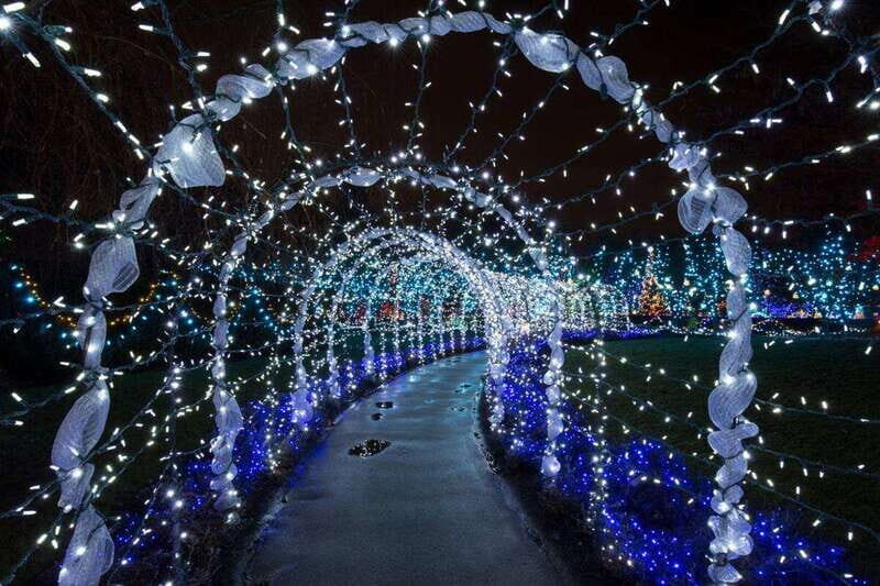 Vancouver: Christmas Lights Karaoke Trolley Tour - Meeting at 999 Canada Pl Without Stress