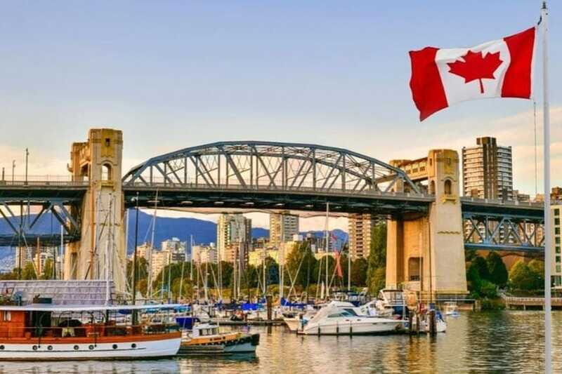 Vancouver : Must-See Attractions Walking Tour With A Guide - Public Transport Touches (When Included) vs. Pure Walking