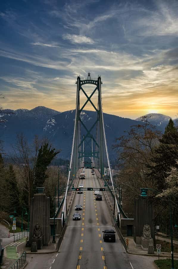 Vancouver: Private City Sights Tour by Minibus (3hrs) - Neighborhood sweep: Yaletown, Chinatown, Mount Pleasant, and film trivia
