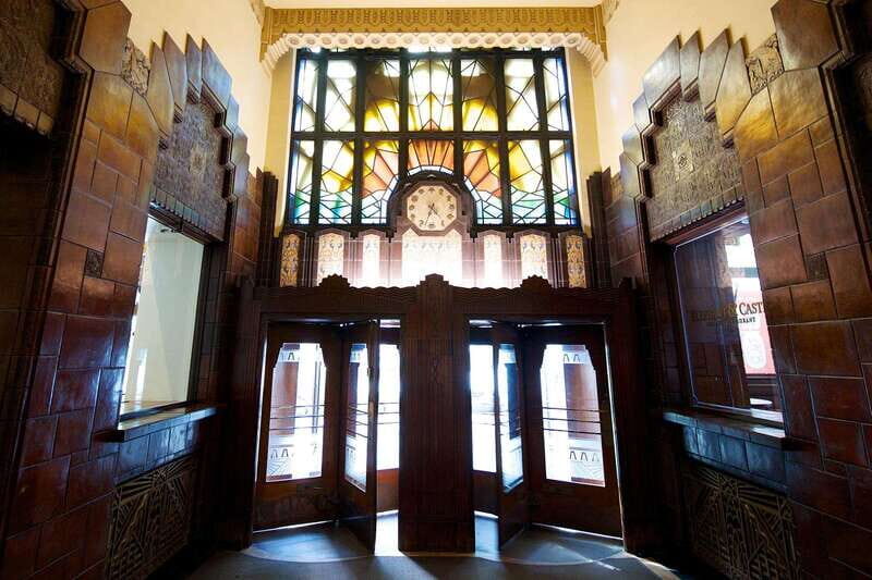 Vancouver: The Downtown Sinners and Sweets Tour - Start on Robson Street: meeting point and first-story momentum